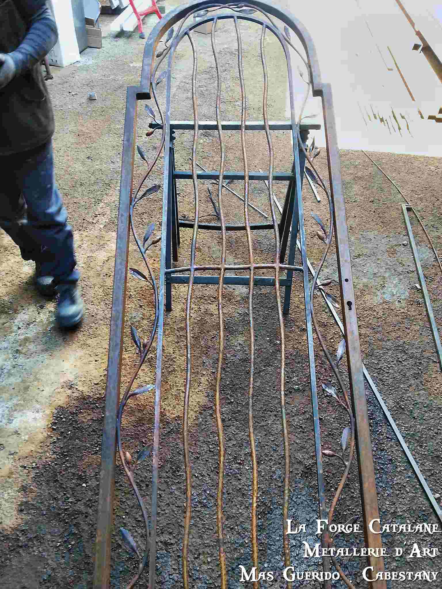 Grille rameau olivier avec feuilles et olives travail a la forge a chaud forge catalane.jpg